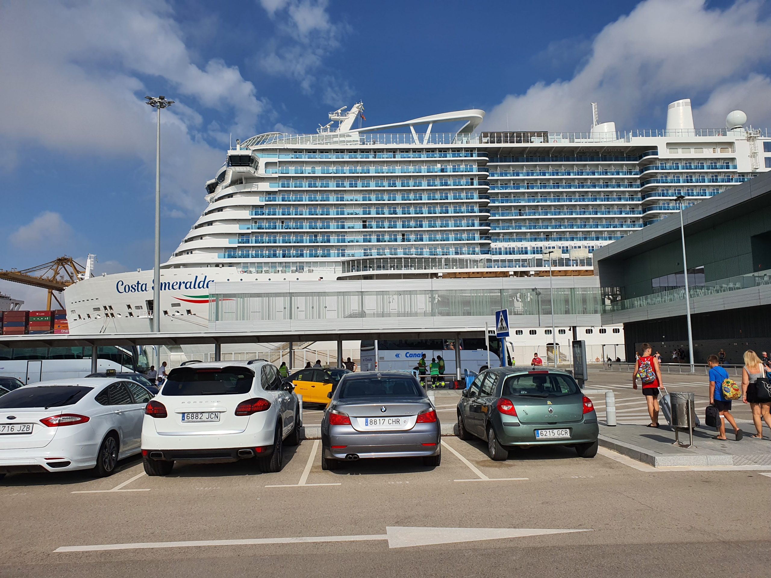 Parking de cruceros en Barcelona. unto de partida de los cruceros para familias numerosas